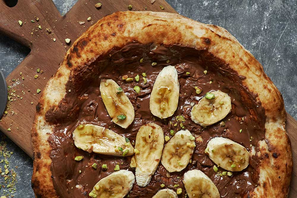 CHOCOLATE HAZELNUT PIZZA WITH BANANAS
