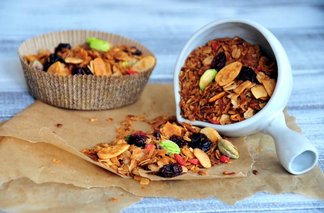 HOMEMADE COCONUT GRANOLA