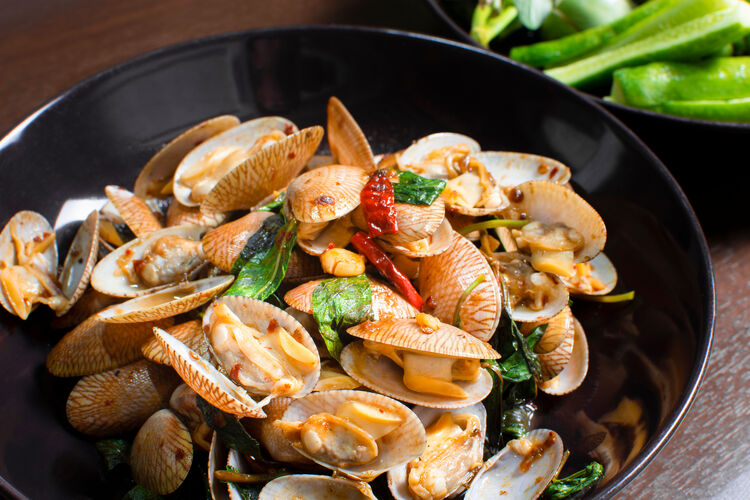 CLAMS WITH CHILES AND GARLIC