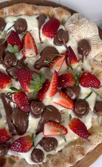 NUTELLA AND STRAWBERRY PIZZA