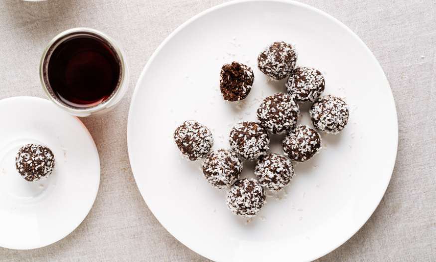 DATE & ALMOND ENERGY BALLS