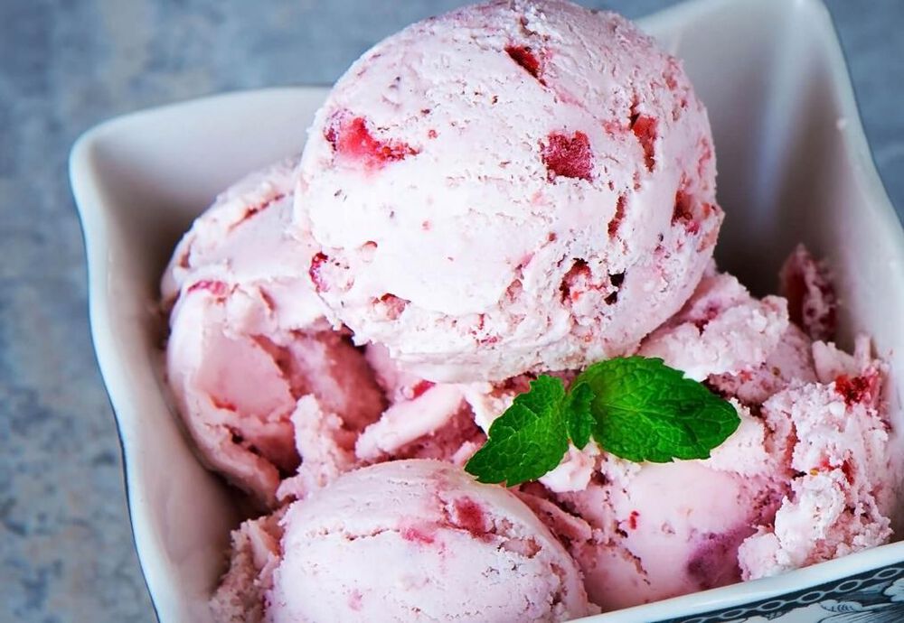 STRAWBERRY BANANA FROZEN YOGURT FOR TWO